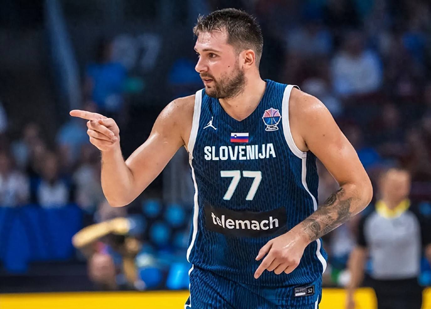 包含字母哥焦点对战，东契奇与30激战老鹰分钟，爆冷胜负难料！观众掌声雷动的词条